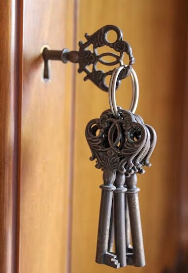 Trousseau de clés sur une porte